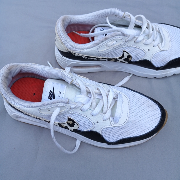 Nike Air White and Black Sneakers with Leopard Accent Size 6 - Picture 4 of 9